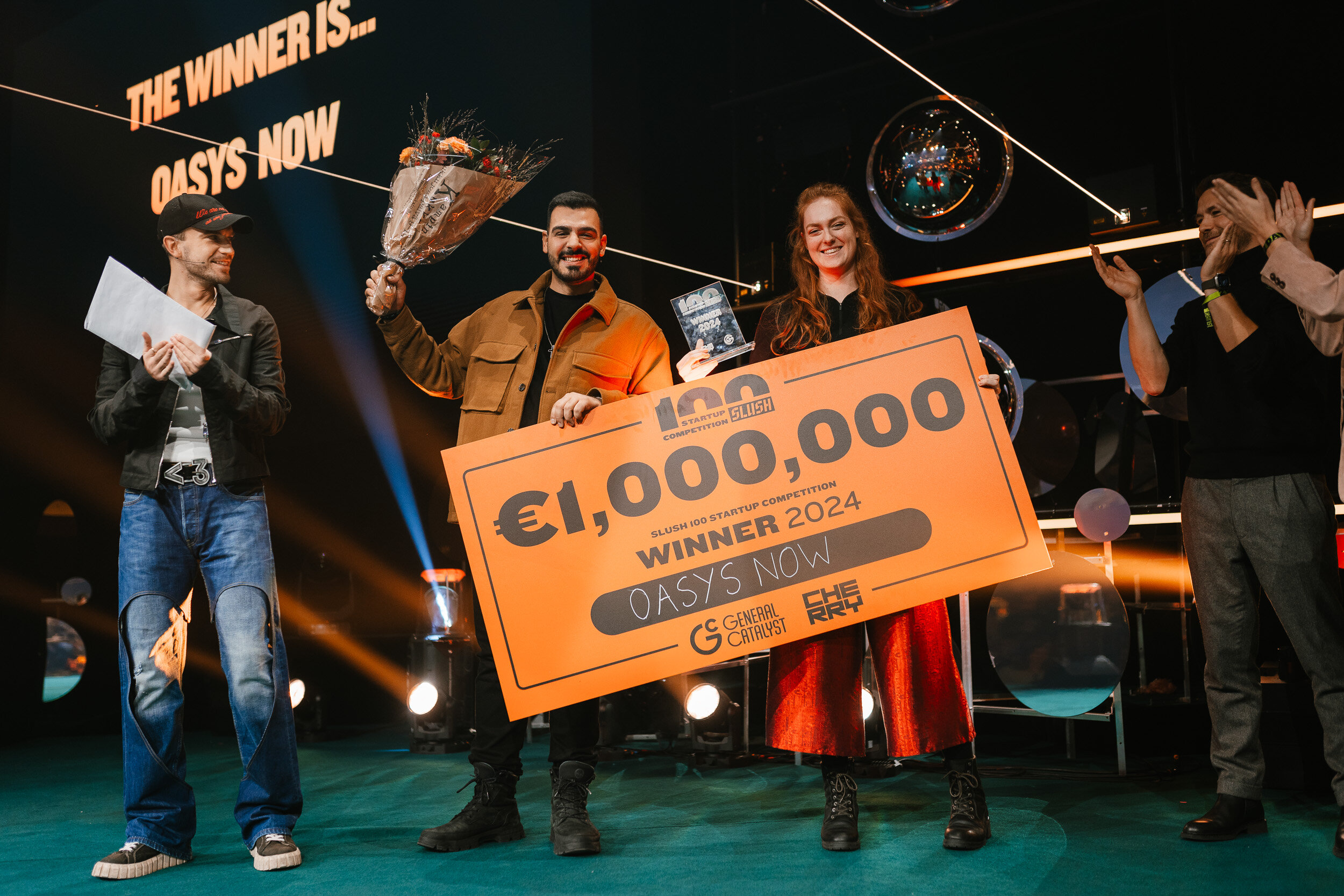 OASYS NOW Co-founders stand with the prize check of 1 million euro after winning the Slush 100 competition.